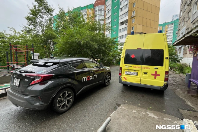 Иногда неправильно припаркованные автомобили мешают каретам скорой помощи | Источник: Евгений Софийчук / NGS55.RU