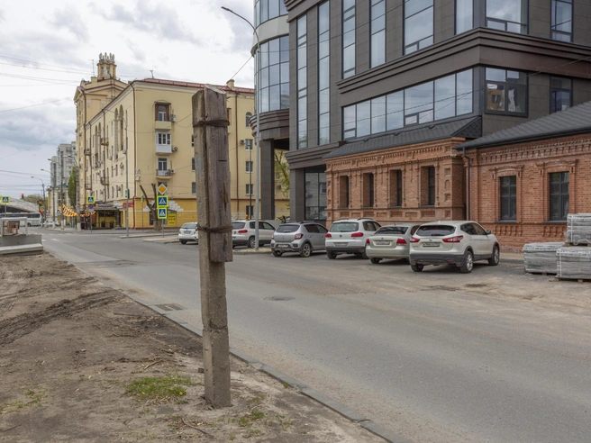 На всякий случай спилили даже деревянный столб, чтобы он не отбрасывал тень. | Источник: Константин Завриков / V1.RU