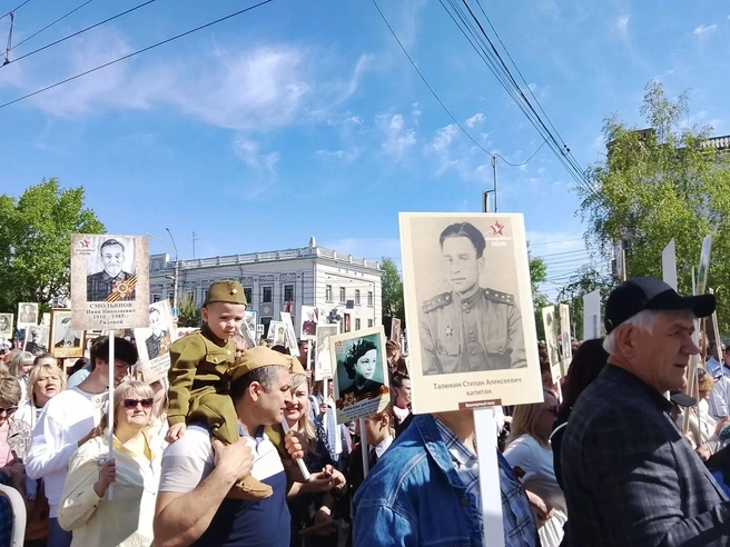 Участники «Бессмертного полка» традиционно прошлись по проспекту Ленина | Источник: Ирина Господаренко / NGS22.RU