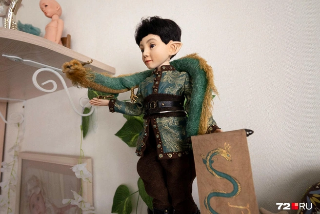 Знакомьтесь, это маленький эльф Духар. В один прекрасный день он обрел друга и защитника на всю жизнь — дракона, который благодаря магии «ожил» | Источник: Илья Чикотин / 72.RU