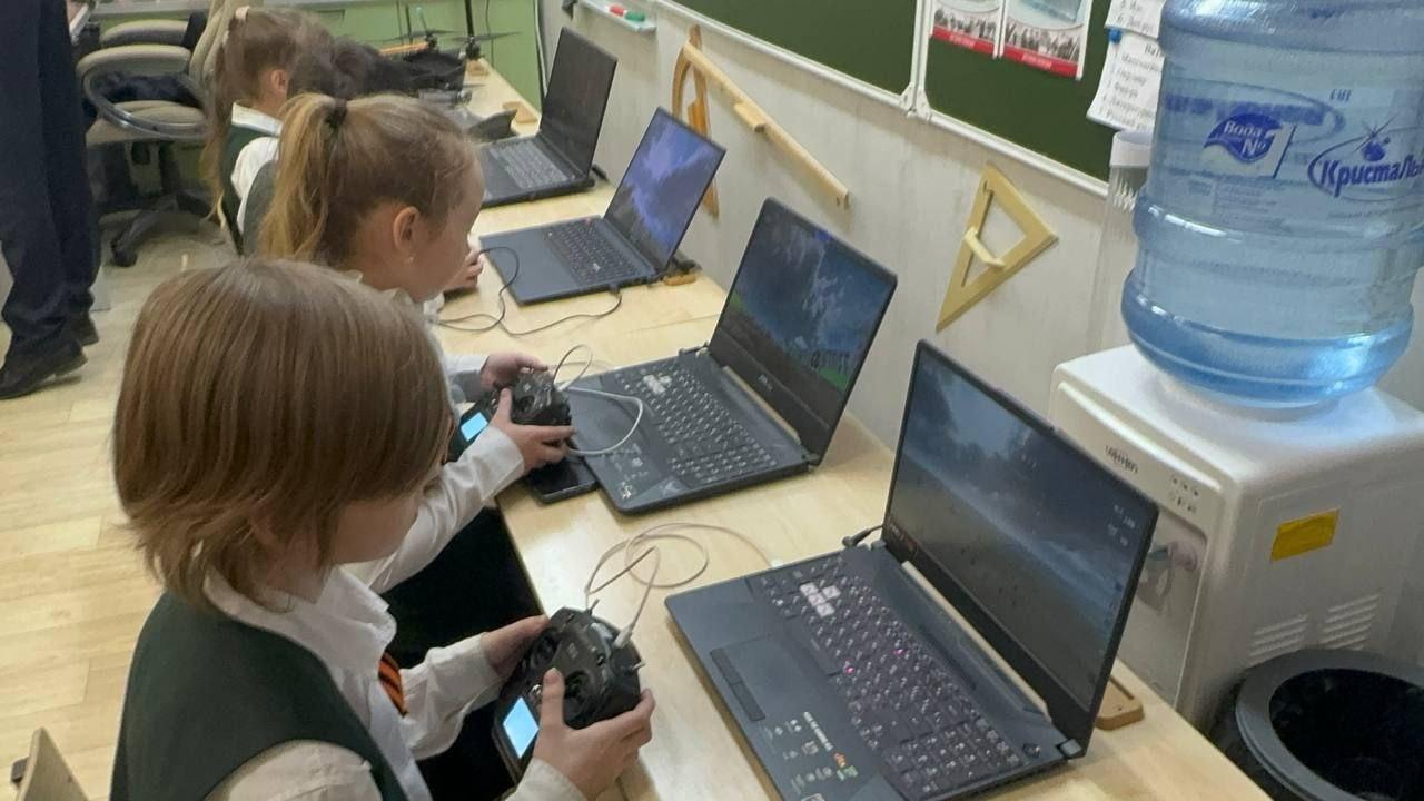 В Самаре школьников обучили управлять дронами на мастер-классе