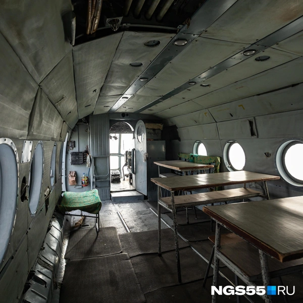 В салоне расположены столы | Источник: Кирилл Башинский / NGS55.RU