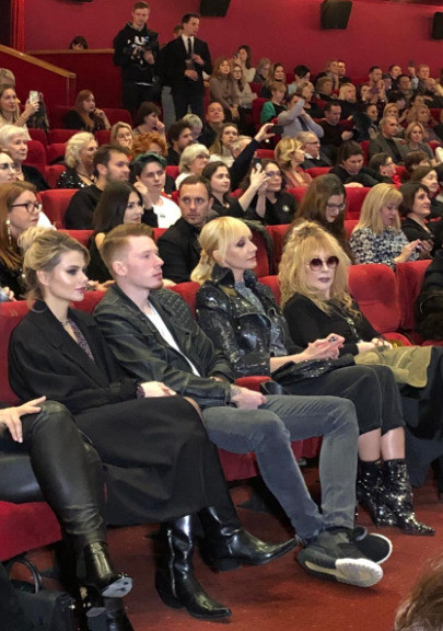 Близкие поддержали Пугачеву на премьере фильма