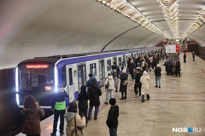 Увидеть «Ермак» в метро можно было и раньше, но пассажиров поезд начал возить только сегодня | Источник: Александр Ощепков / NGS.RU
