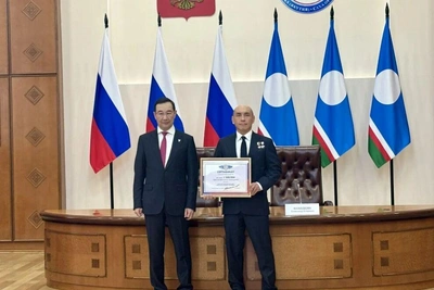 Находкину вручили копию алмаза и 1,5 млн рублей