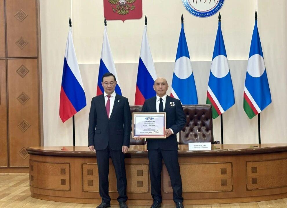 Копия именного алмаза и 1,5 млн рублей. В Якутске наградили 14-го Героя России из республики Алекса…