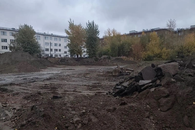 Пустырь у монумента Славы завалили мусором