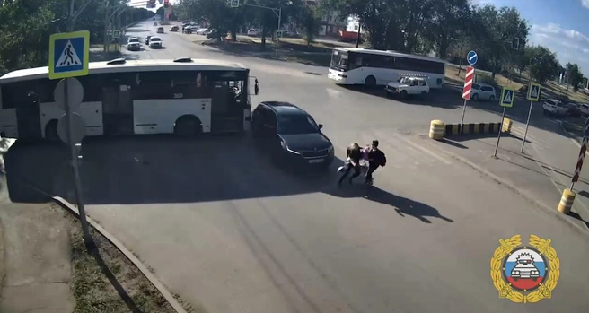 Кроссовер отлетел от автобуса в переходивших дорогу женщин-пешеходов | Источник: Госавтоинспеция Волгоградской области