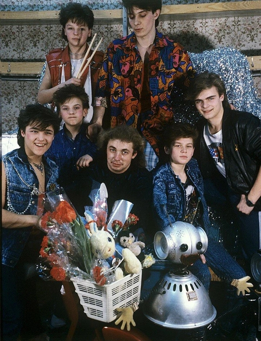 Участники группы с Андреем Разиным и Сергеем Кузнецовым | Источник: архив группы «Ласковый май»