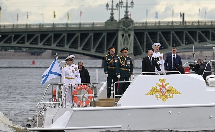 Самые впечатляющие кадры с парада в честь Дня Военно-морского флота России — 2022: корабли, Путин и Шойгу