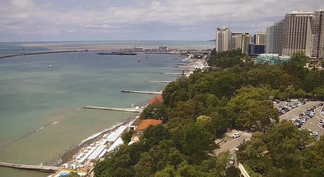 Очень грязная вода, но если присмотреться, видно купающихся  | Источник: sochi.camera