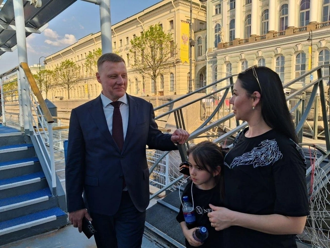 Олег Капитанов общается с Севиле Халиловой | Источник: Анна Мотовилова / FONTANKA.RU