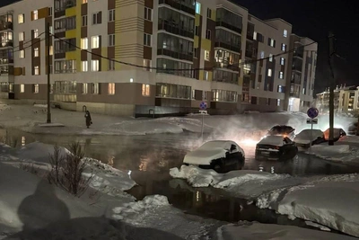 Улицу с парковкой в Екатеринбурге затопило канализацией