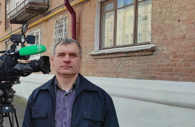 За Александром&nbsp;— тот самый дом | Источник: Александр Андрющенко / Vk.com