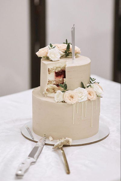 «На свадьбе муж запустил в меня тортом, и я ушла от него»