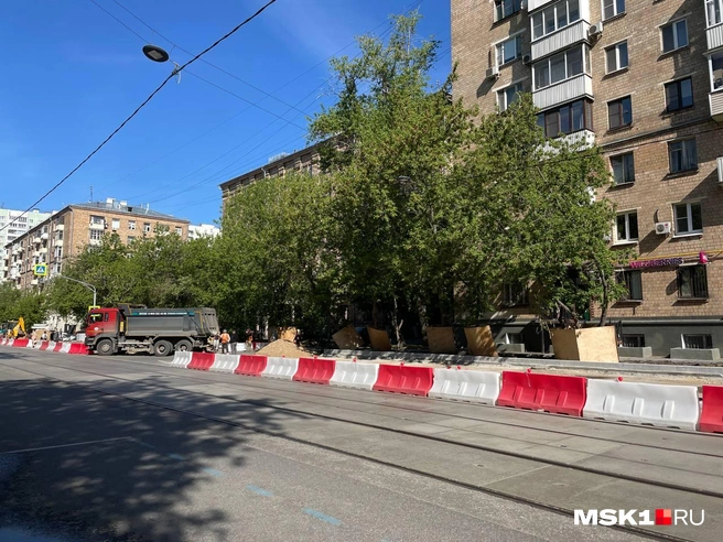 Внизу Трифоновской улицы, где уже отремонтировали пути, началось благоустройство | Источник: Екатерина Фадеева / MSK1.RU