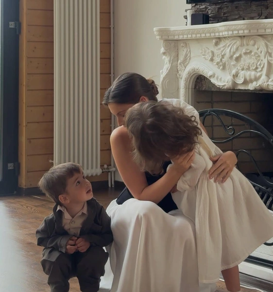 Пара воспитывает сына Мира и дочь Весну