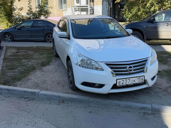 Автомобиль МБУ «Банное хозяйство „Сибирячка“» заехал на газон | Источник: читатель НГС