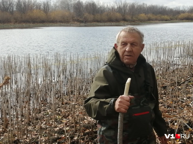 Александр Онуфреня проверяет весь периметр береговой линии в поисках нор выхухоли | Источник: Ирина Яковлева