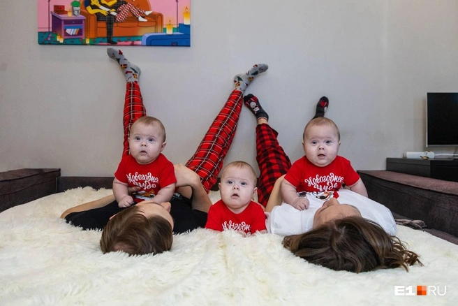 Год назад у екатеринбуржцев родилась уникальная тройня: у детей идентичная ДНК. Рассказываем, как живет их семья | Источник: Кристина Пристромова