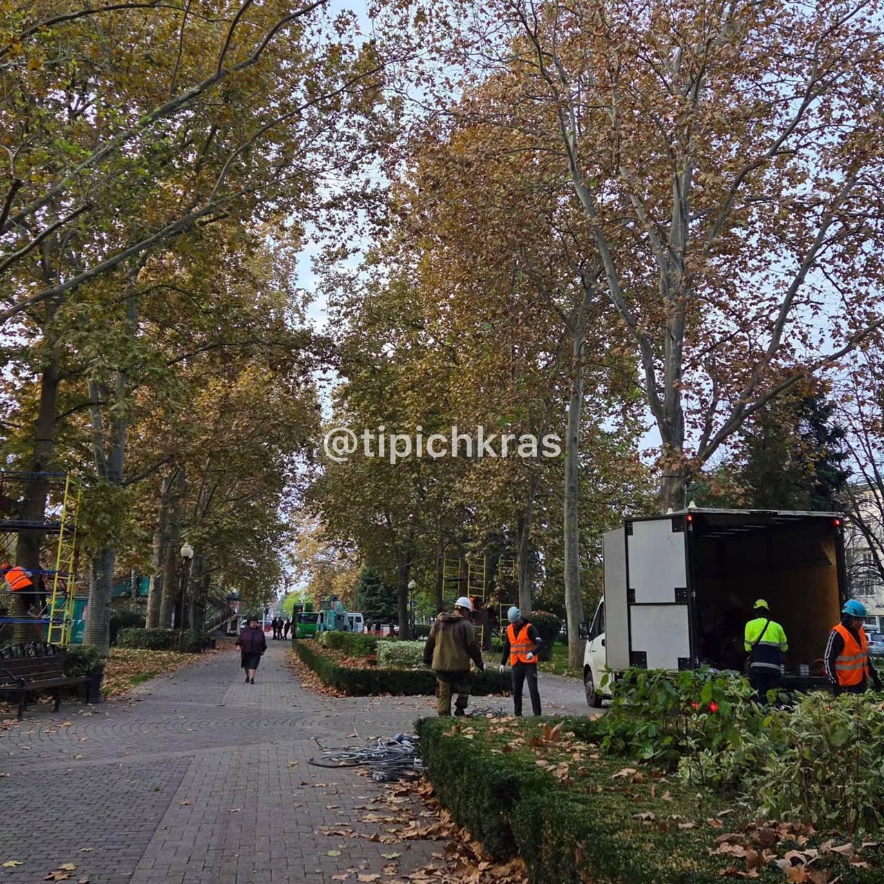 Скоро будем любоваться сказкой Галицкого. В центре Краснодара начали устанавливать новогоднюю иллюм…