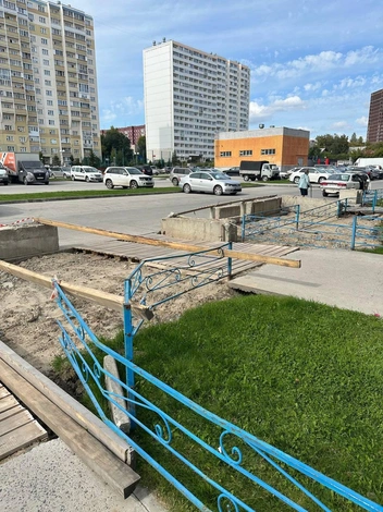 Трубы здесь, похоже, починили, а вот когда начнется уборка, непонятно | Источник: читательница НГС Валерия