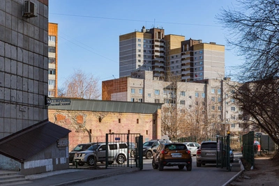 4-летний мальчик выпал из окна в Перми, оставшись с сестрой