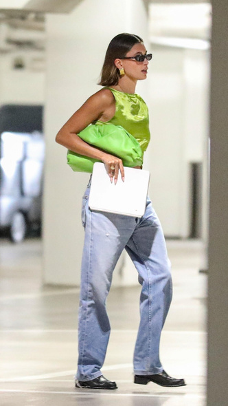 Необычная и стильная: Хейли Бибер нашла трендовую сумку, о которой мечтают все модницы