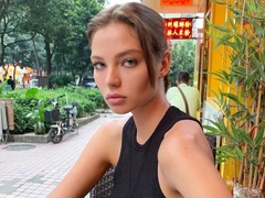В Сети обсуждают предполагаемую помолвку Алеси Кафельниковой