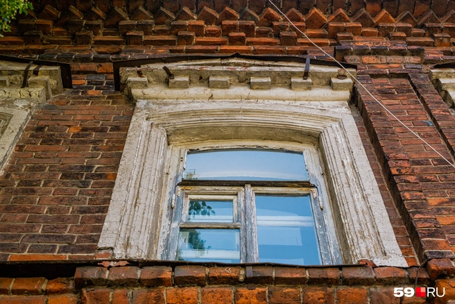 Посмотрите на интересную кирпичную кладку под крышей | Источник: Тимофей Калмаков