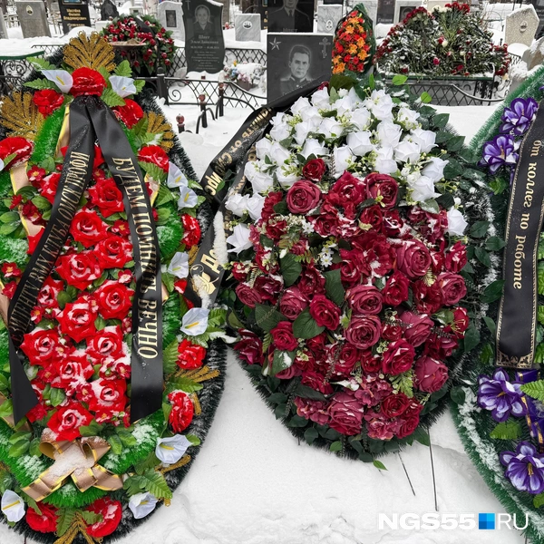 Есть венок даже от омского велоцентра  | Источник: Евгений Софийчук / NGS55.RU