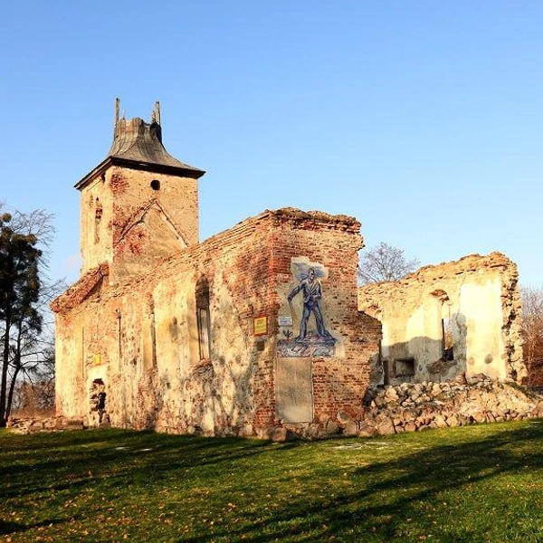 Кирха Борхерсдорфа под присмотром | Источник: «Хранители руин»