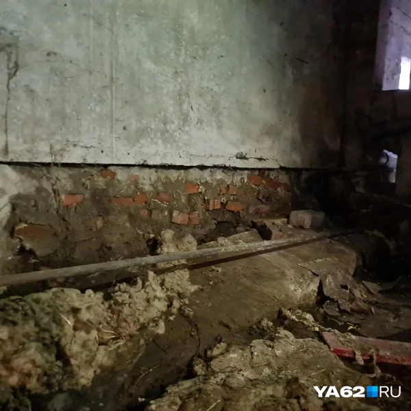 В подвале часть кирпично кладки фундамента отвалилась из-за сырости в стене | Источник: Светлана Коновалова / YA62.RU