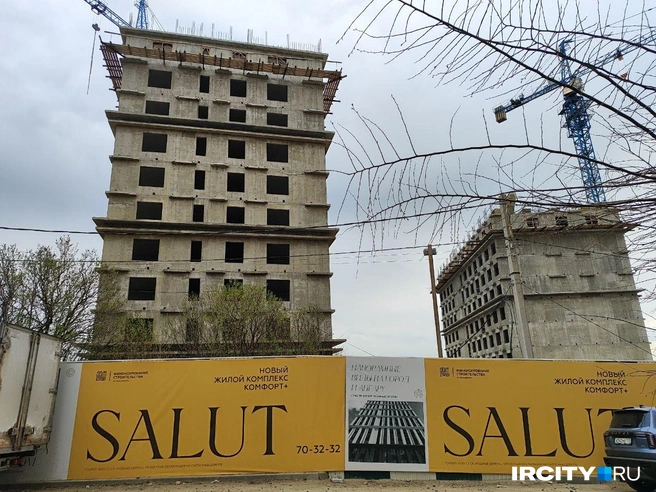 Дольщики ЖК Salut пожаловались на мэрию, которая не дает достроить высотку на Верхней Набережной | Источник: Алина Ринчино / «ИрСити»