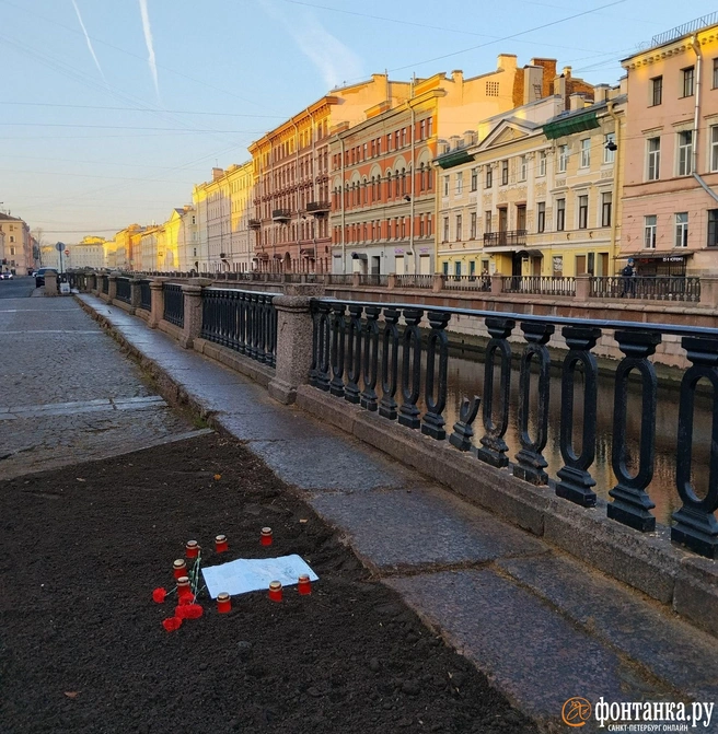 На месте срубленного дерева на канале Грибоедова появилась «могила» | Источник: читатель «Фонтанки» Никита
