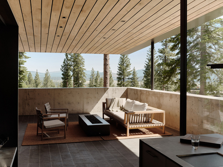 Модернистский дом на горнолыжном курорте в Калифорнии