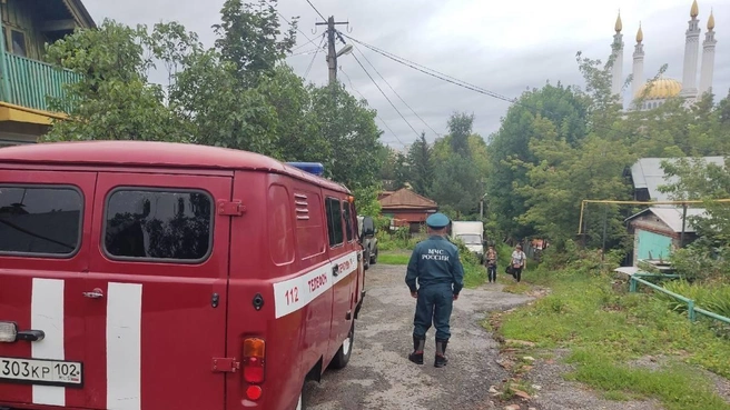 Спасатели помогли жителям покинуть дом | Источник: МЧС Башкирии