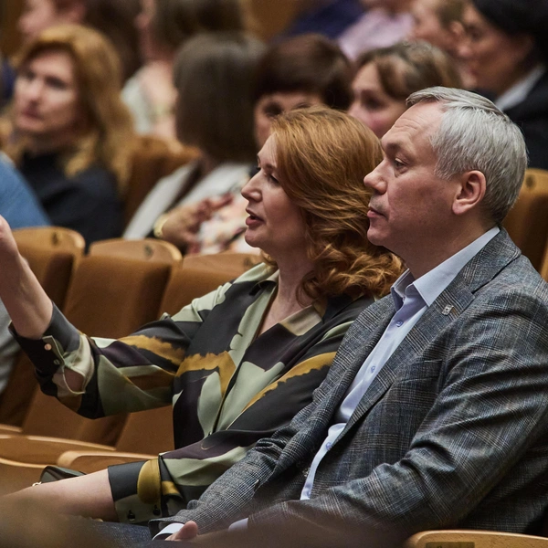 Арт-фестиваль активно поддерживается не только федеральными структурами, но и региональными. Губернатор Андрей Травников посетил концерт-закрытие | Источник: Александр Ощепков / NGS.RU