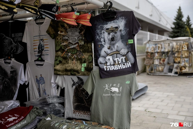 Собрать капитанский комплект можно за 2700 рублей: футболка обойдется в 1200, а фуражка&nbsp;— в 1500 рублей | Источник: Александр Куренной / 76.RU