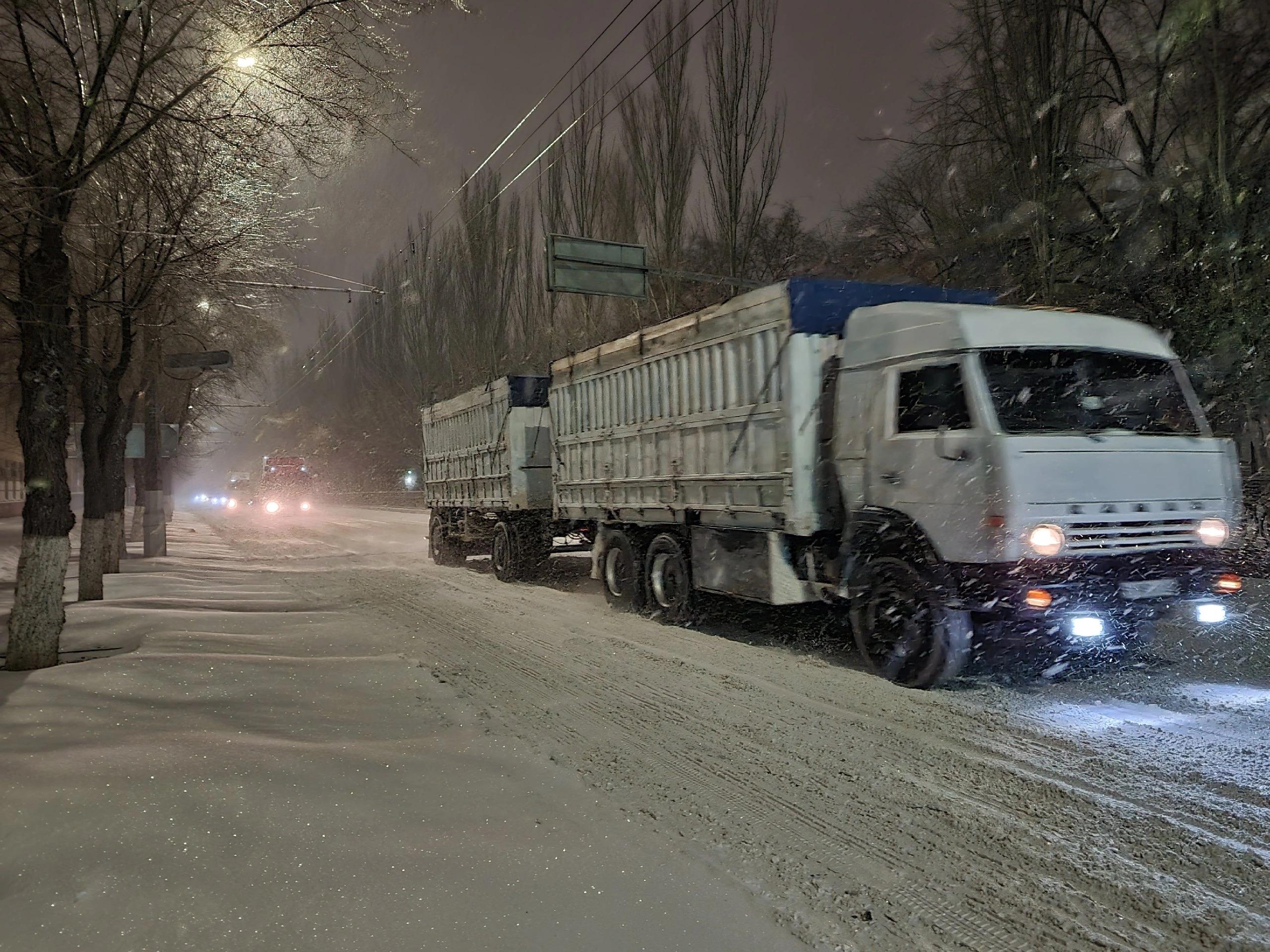 В Волгограде в снегопад образовалась гигантская пробка из фур - 8 января  2024 - V1.ру