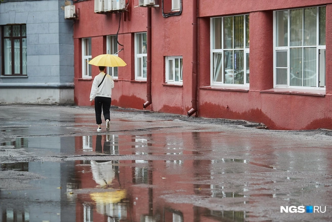 На тротуарах тоже собрались лужи | Источник: Александр Ощепков / NGS.RU