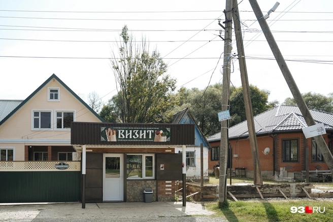 Магазинчик находится прямо у реки | Источник: Дарья Паращенко / 93.RU