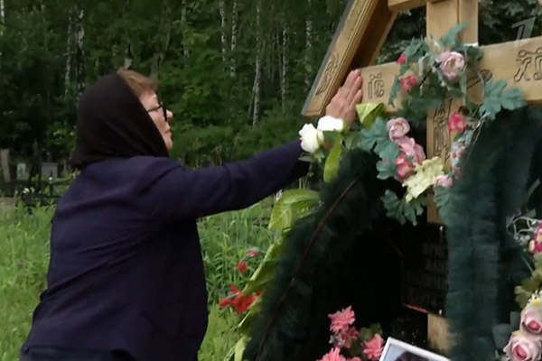 Ольга Копылова на могиле дочери