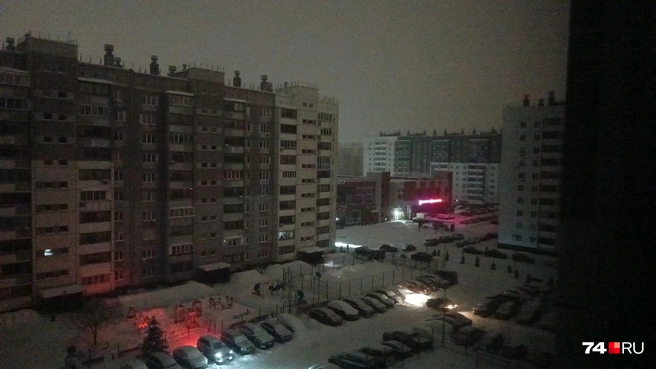 Горят только пара окон в тех квартирах, где пользуются фонариками | Источник: читатель 74.RU