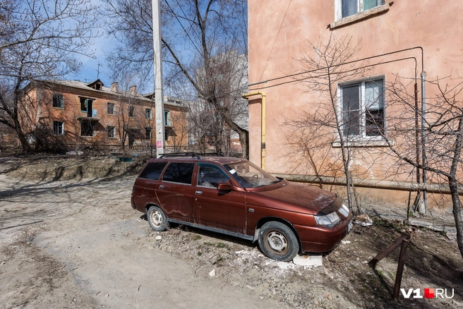 Бесхозные машины — далеко не редкость в этом районе | Источник: Алексей Волхонский / V1.RU