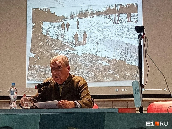 Там, где тек ручей, сугробы были не такие глубокие. На переднем плане — еще один исследователь трагедии Петр Бартоломей | Источник: Елена Дмитриевская