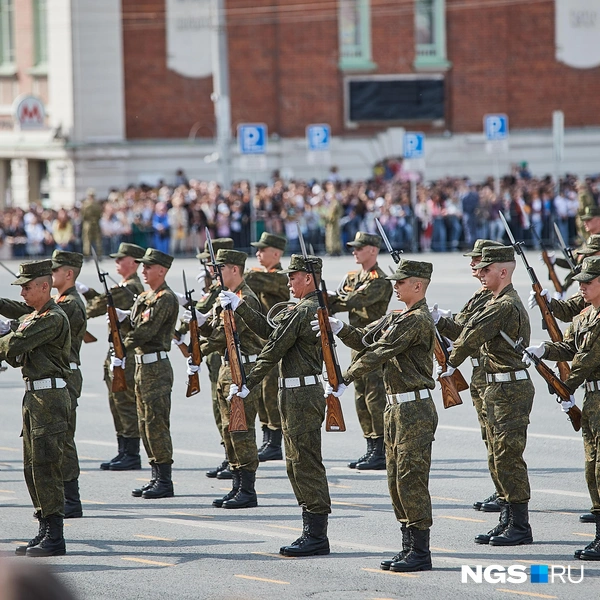 144 курсанта синхронно под ритм выполняли различные строевые приемы с оружием | Источник: Александр Ощепков / NGS.RU