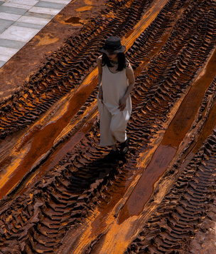 В Китае сделали арт-объект в виде грязной дороги из кортеновской стали