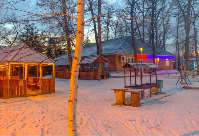 Зимой турбазу, на которой саратовцы часто отдыхают летом, не узнать | Источник: «Домостроитель» / официальный сайт