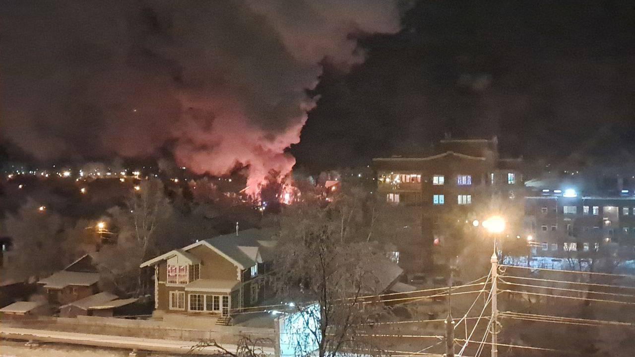 В Архангельске на улице Шилова горит частный дом: видео